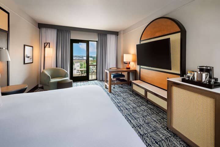 Room 15 of 77